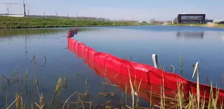 HCS Oil fence Oliekeerscherm oil fence olieboom watergang sloot