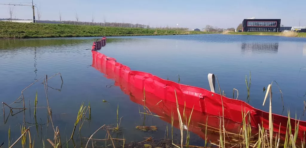 HCS Oil fence Oliekeerscherm oil fence olieboom watergang sloot